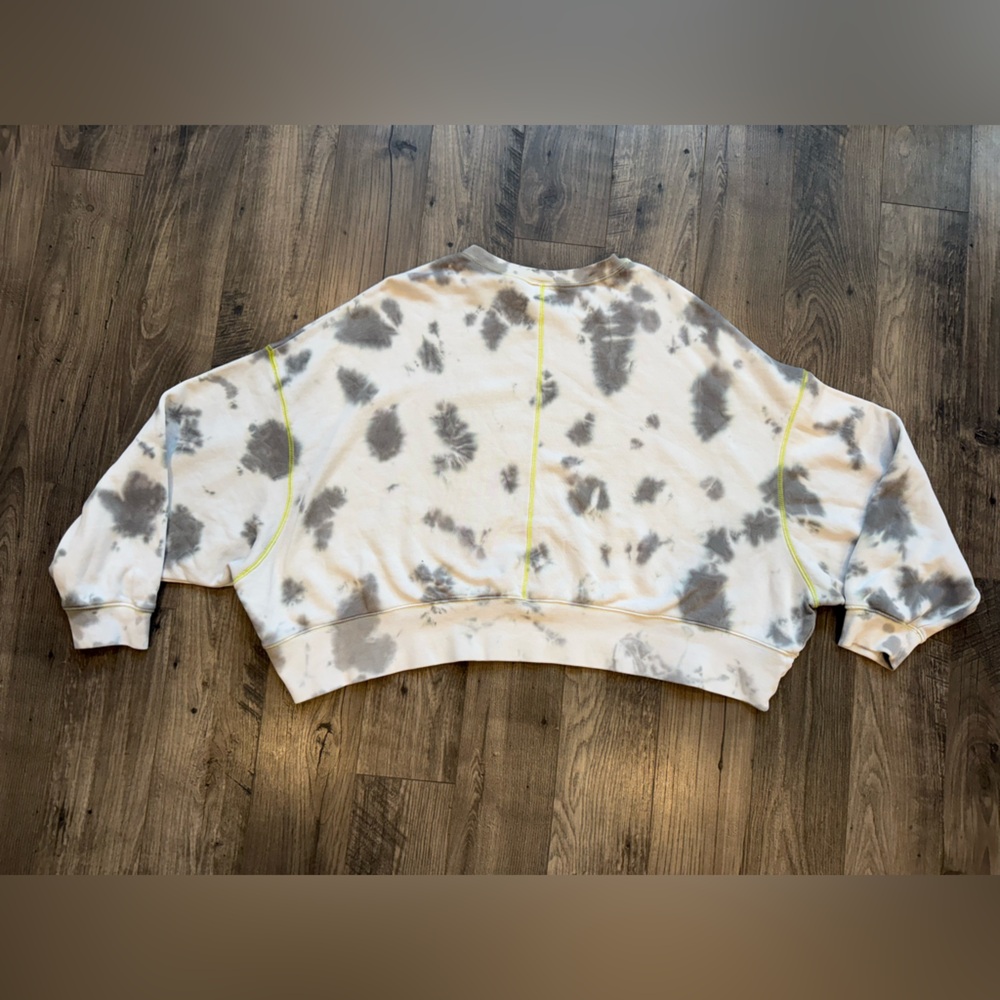 Nike Women's Sportswear Fleece Tie-Dye Cropped Crewneck in Gray and White - Picture 4 of 5